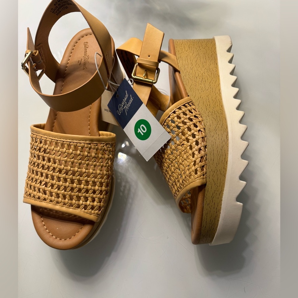 NWT Universal thread Tan Woven Platform Sandals, size 10